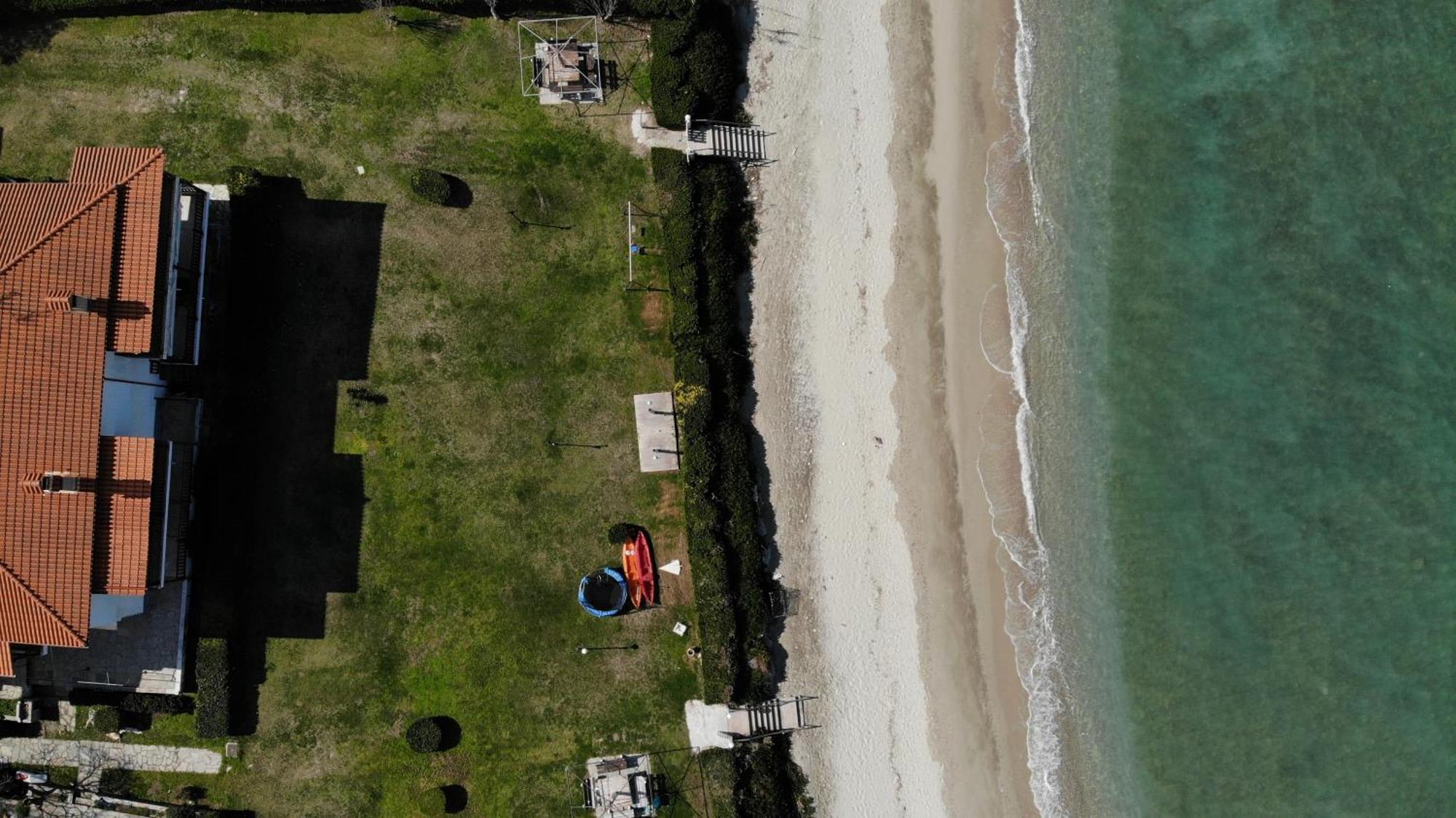 Take Me To The Sea - Beachfront, Starlink Apartment