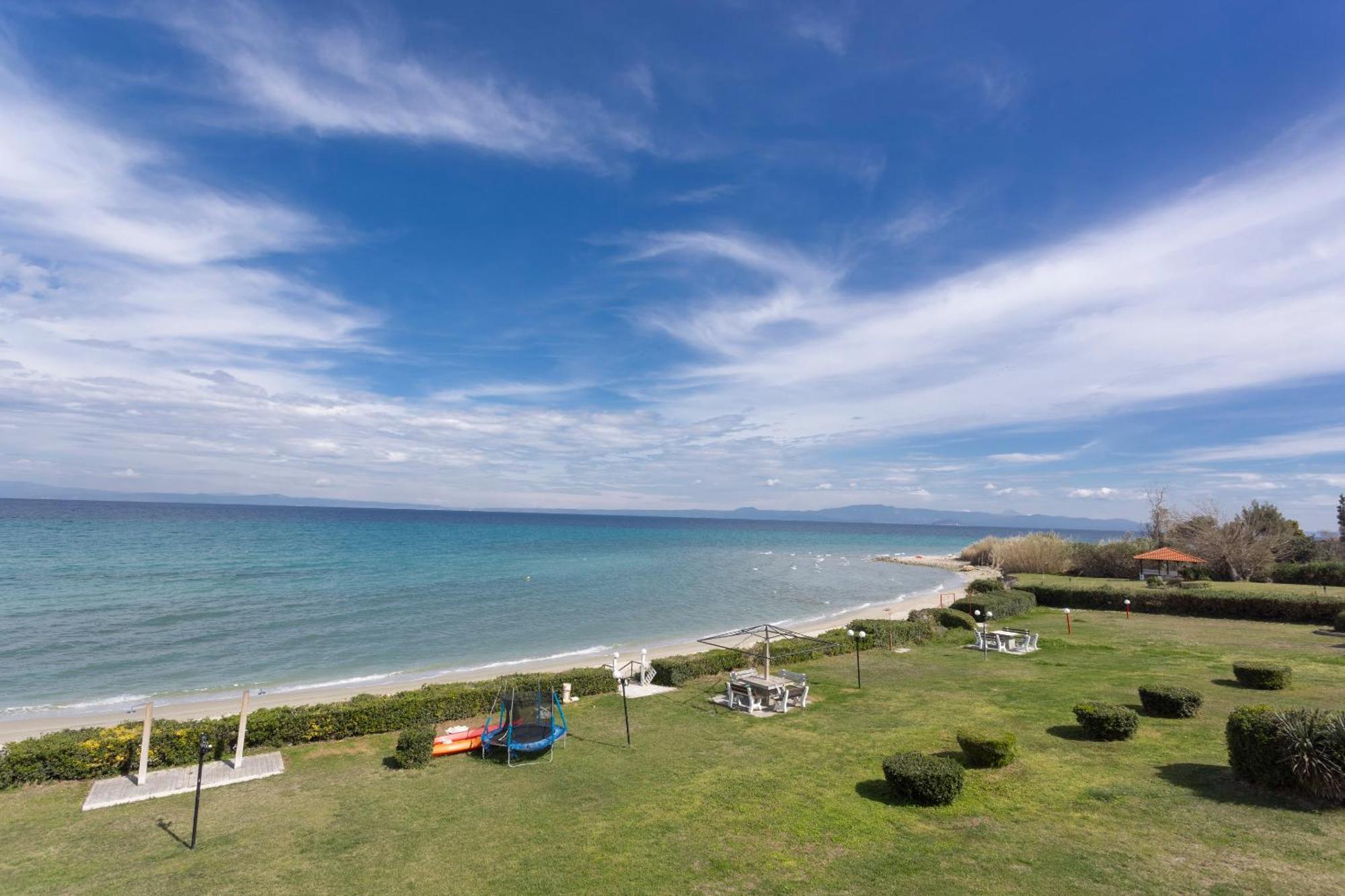 Take Me To The Sea - Beachfront, Starlink Apartment