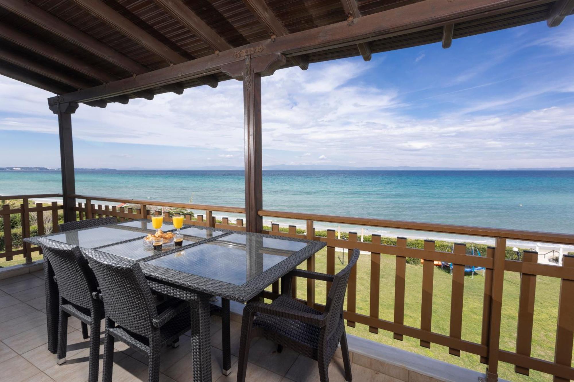Take Me To The Sea - Beachfront, Starlink Apartment Polychrono